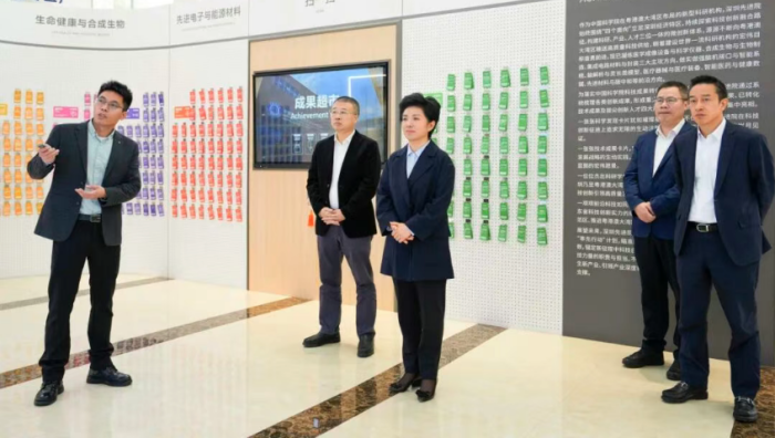 万闻华带队赴浙江学习考察